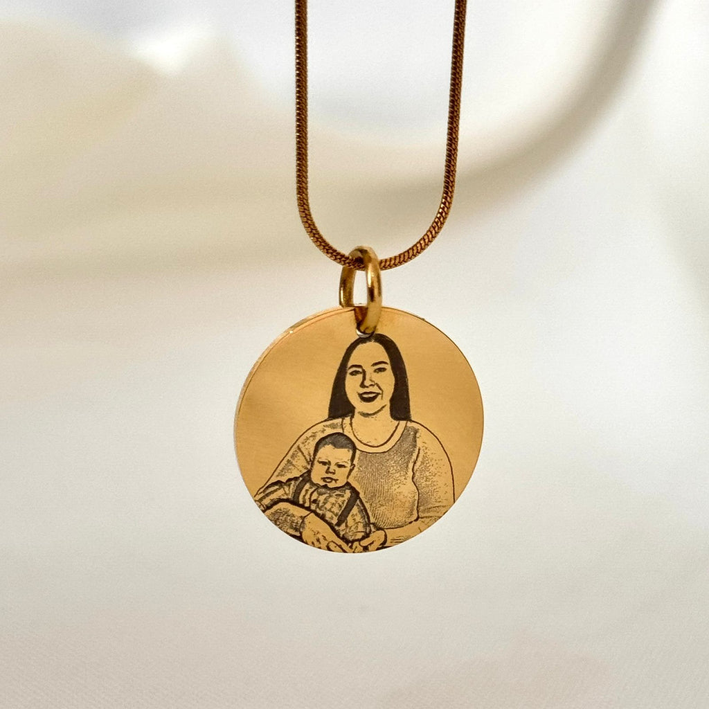 Collar Retrato Circular Dorado