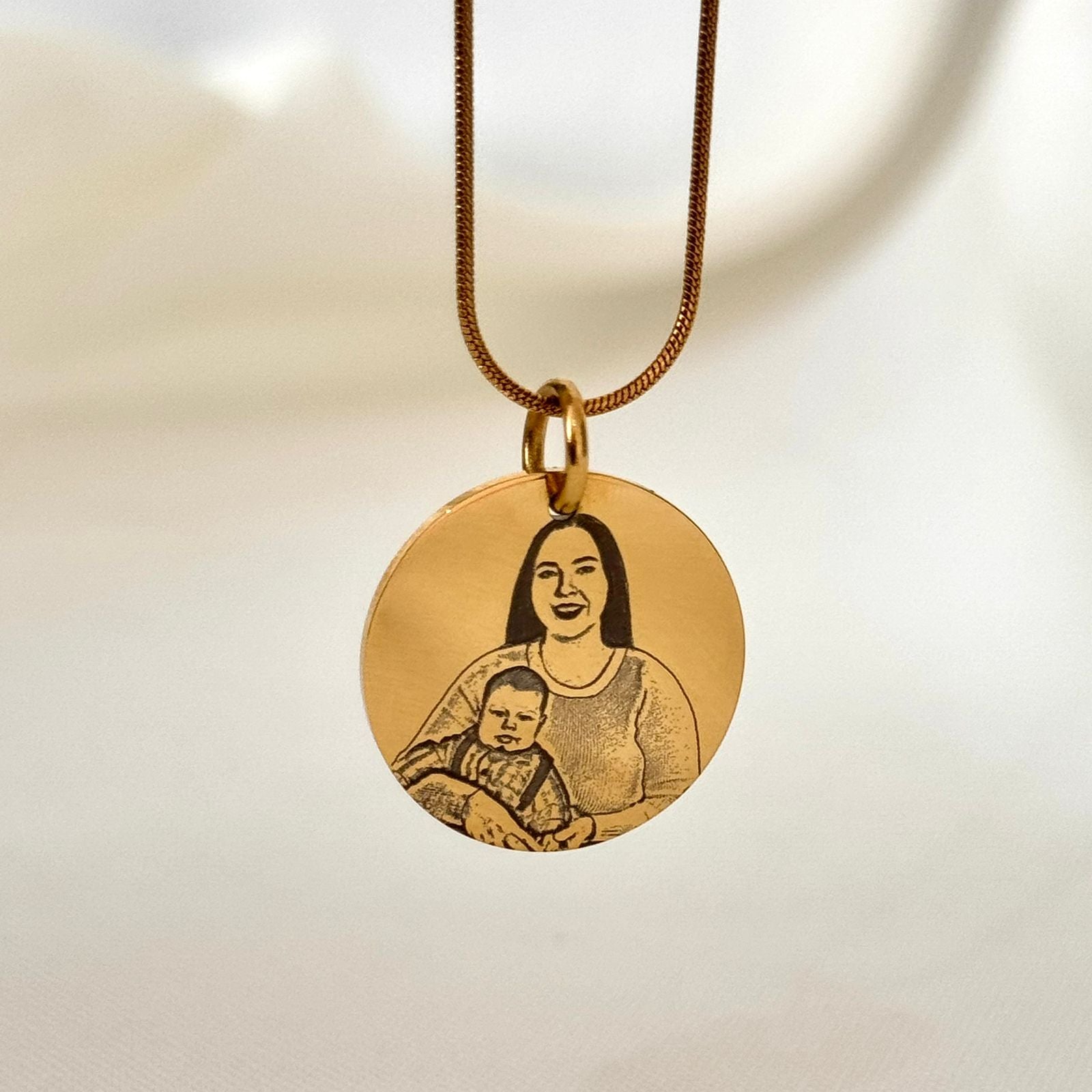 Collar Retrato Circular Dorado