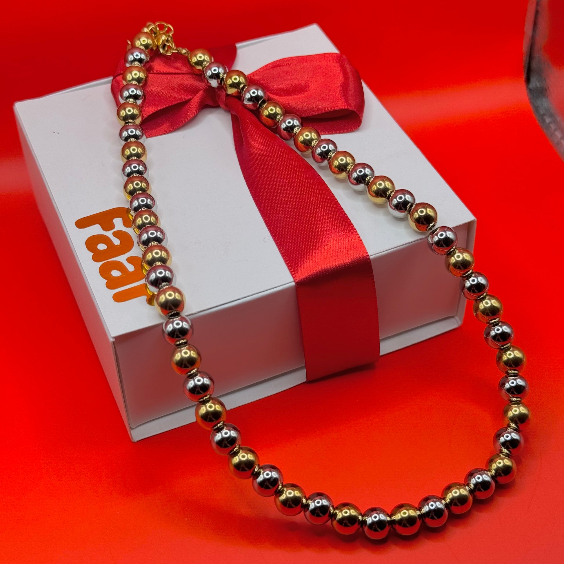 Collar Bolas Plateado y Dorado