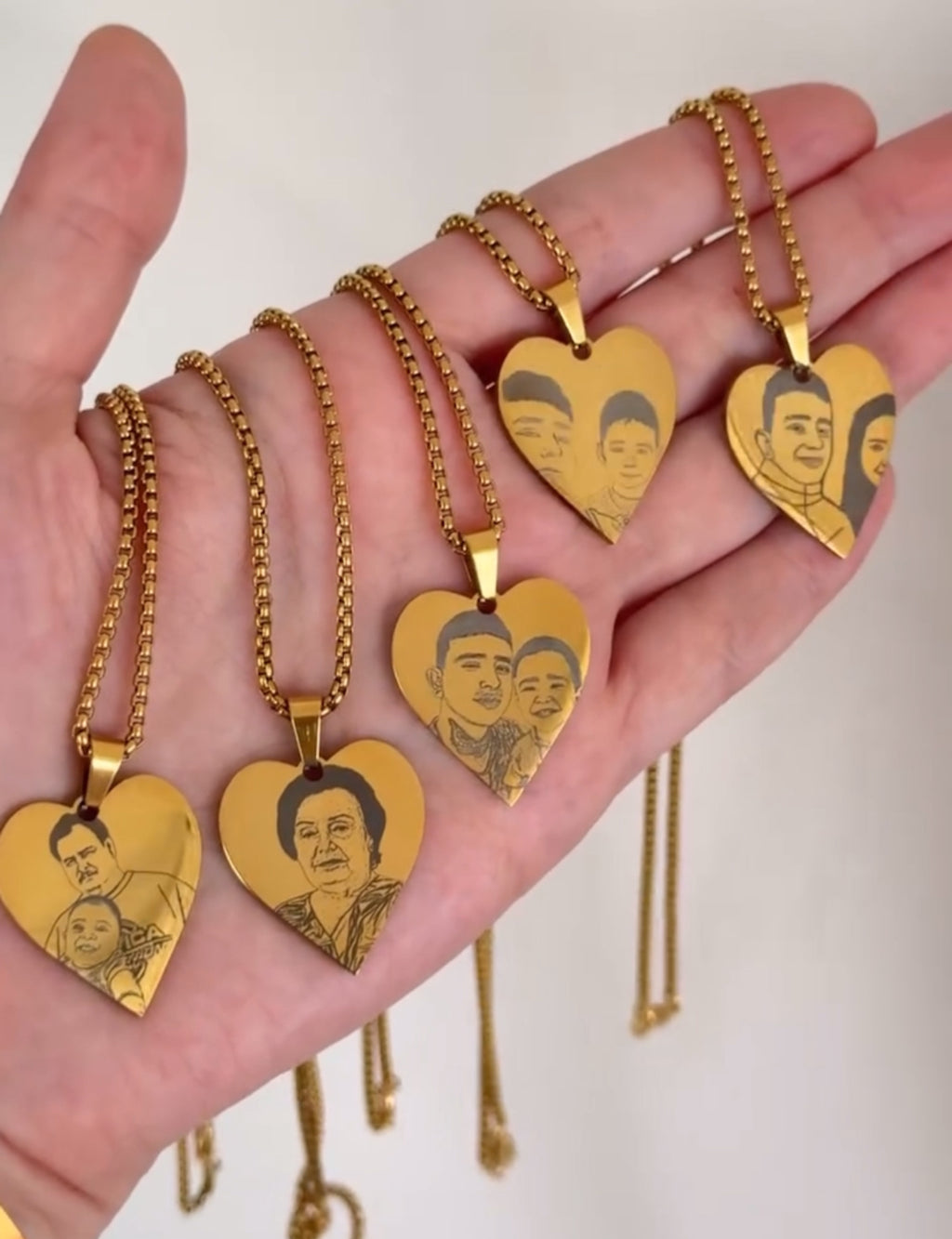 Collar Retrato Corazón Dorado