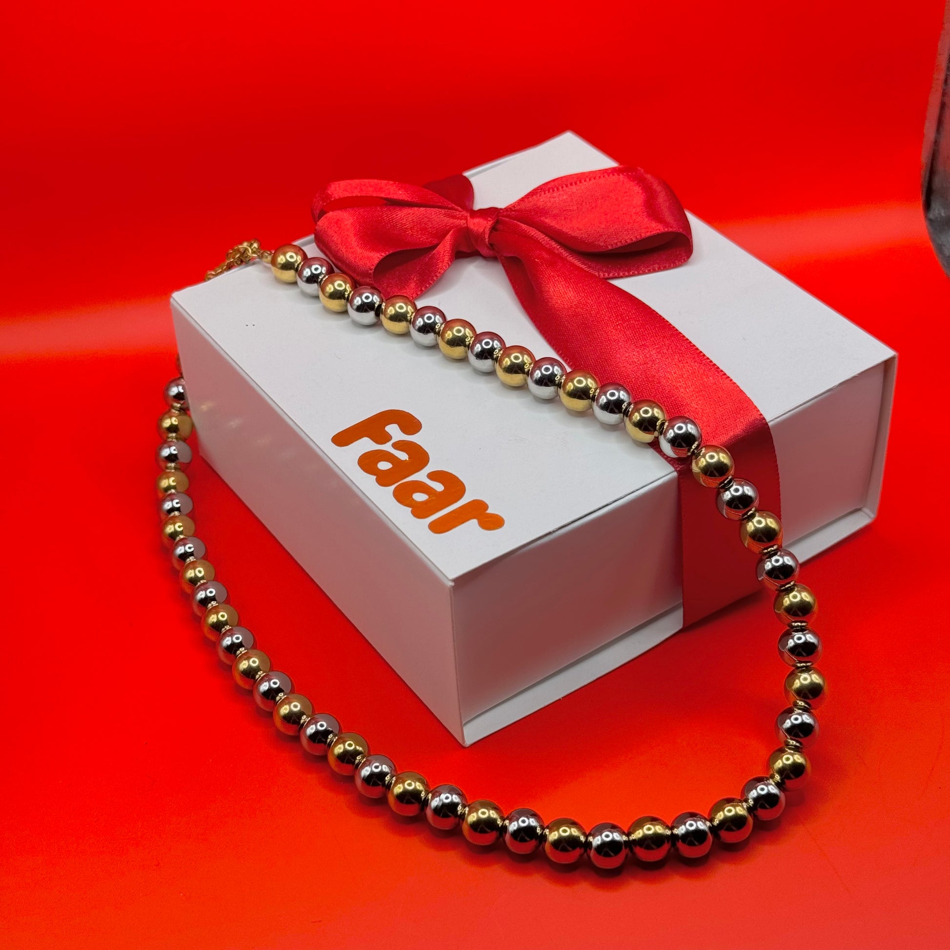 Collar Bolas Plateado y Dorado