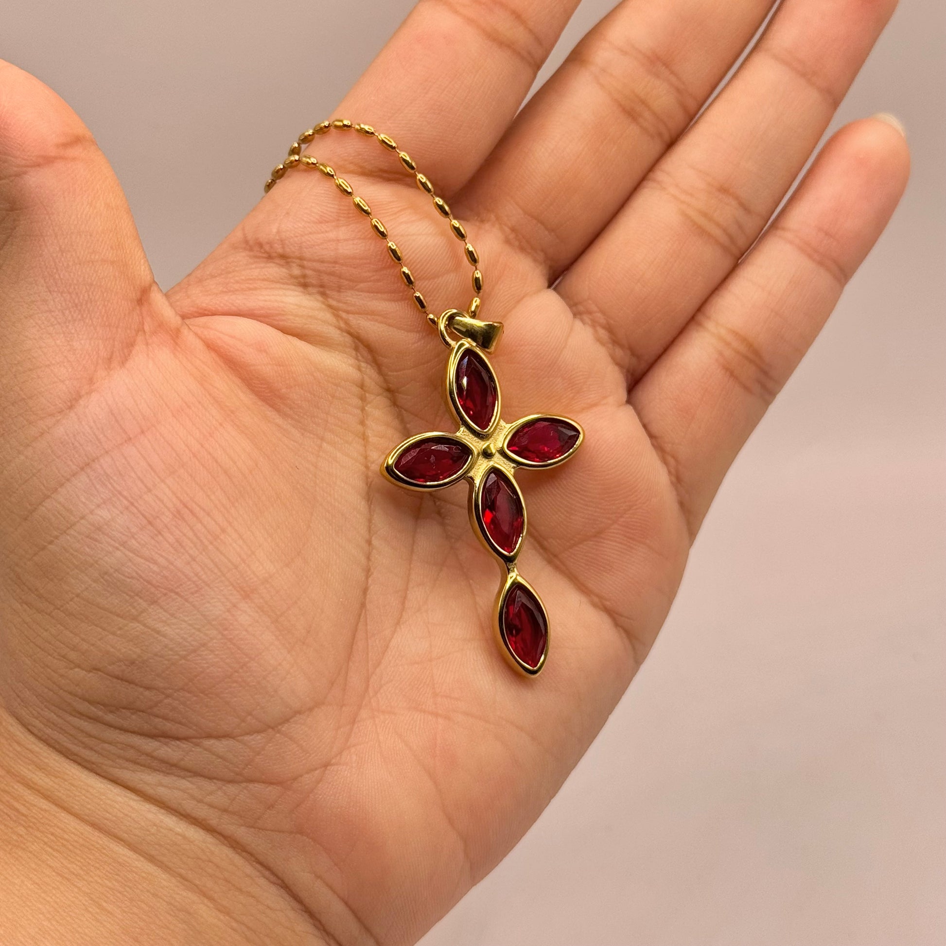 Collar Cruz Coral Rojo