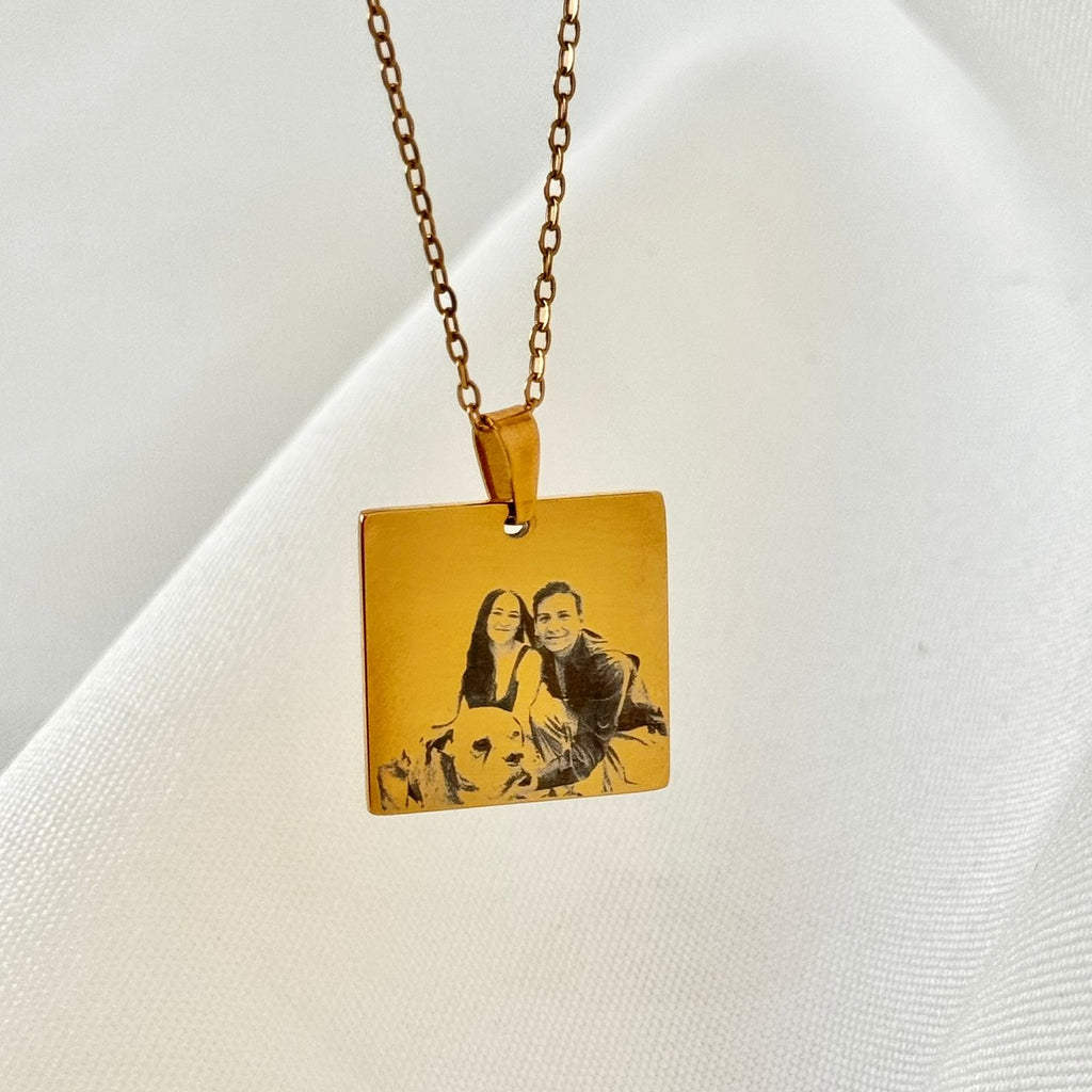 Collar Retrato Cuadrado Dorado