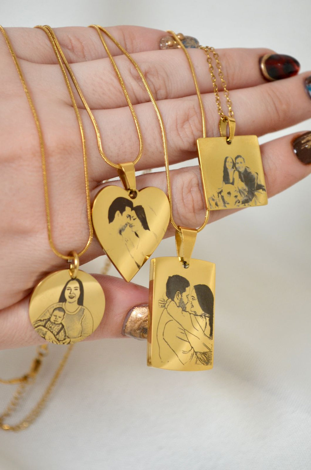 Collar Retrato Circular Dorado