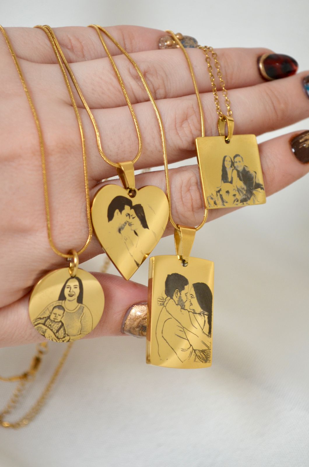 Collar Retrato Circular Dorado